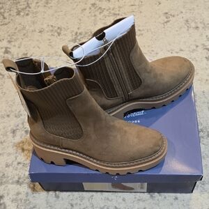 Universal Thread Women’s Tan Ankle Boots – Memory Foam – New – Size 9.5